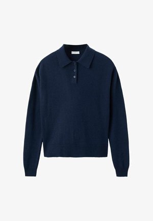 Donkerblauwe lange mouwen polo trui met drie knopen en geribde manchetten en zoom, plat weergegeven op een witte achtergrond.