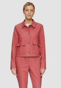 Korte roze cropped jack met een puntige kraag, twee voorkruisen en knoopsluiting. Gladde textuur en subtiele glans.