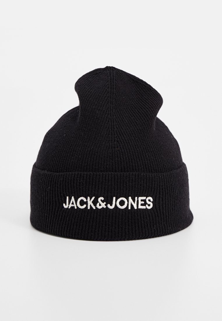 Zwarte gebreide beanie van ribstof, met een omgeslagen rand waarop in het wit "JACK&JONES" geborduurd is.