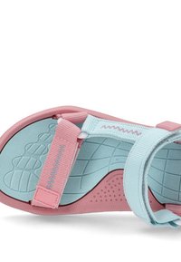 Sandalia en rosa y azul claro con correas ajustables; la suela texturizada presenta patrones de plantilla moldeada y acentos de goma para mayor agarre.