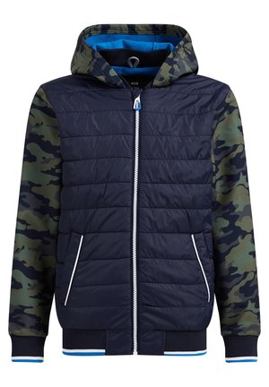 Giacca trapuntata blu navy con maniche e cappuccio mimetici, cerniera frontale e tasche rifinite in bianco, progettata per il freddo.