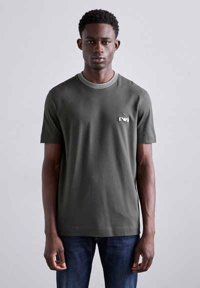 Khaki krótki rękaw t-shirt wykonany z bawełny, z prążkowanym okrągłym dekoltem i małym haftowanym logo na klatce piersiowej.