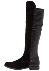 Botas negras hasta la rodilla que combinan cuero liso y suave ante. Punta redondeada y un tacón bajo y texturizado.