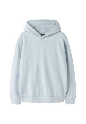 Hanorac bleu deschis cu mâneci lungi, manșete striate și buzunar frontal tip marsupiu, afișat pe un fundal alb.