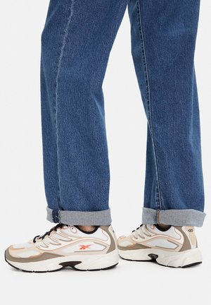 - Obuwie do biegania treningowe