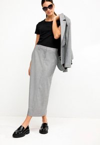 Next TAILORED CHECK COLUMN TALL - REGULAR FIT - Pencil skirt - black white