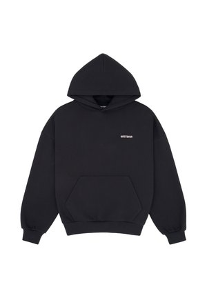 Sudadera negra con capucha, bolsillo de canguro en la parte delantera y pequeño texto blanco "WRSTBHVR" en la parte superior izquierda del pecho.