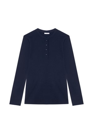 Cămașă henley din tricot waffle de culoare albastru marin, cu mâneci lungi, guler rotund și patru butoane pe placheta din față.