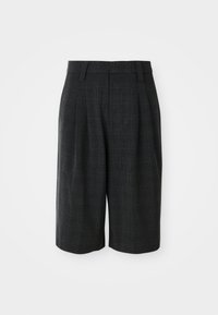 Shorts taillés gris foncé, longueur genou, avec un subtil motif à carreaux et des passants de ceinture sur un fond blanc uni.