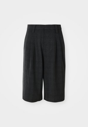 Pantalones cortos de tiro a la rodilla en gris oscuro, con un sutil patrón de cuadros y presillas para cinturón sobre un fondo blanco liso.