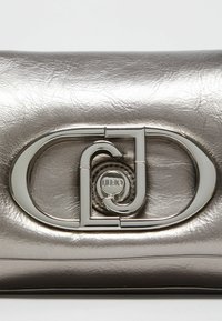 LIU JO FOIL-EFFECT LAPUFFY  - Bandolera - silver coloured