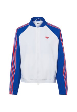 Weiße Sportjacke mit Reißverschluss und blauen Ärmeln mit roten und weißen Streifen sowie einem kleinen roten Adidas-Logo auf der Brust.
