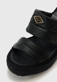 Thumbnail Image 6
