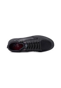 Zapatilla negra con cordones, hecha de cuero liso, que presenta una puntera redonda, un closure lateral con cremalleras, una lengua texturizada y acentos interiores en rojo.