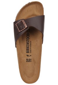 Sandalo in pelle marrone con fascia regolabile e fibbia di rame. Soletta sagomata e suola in sughero. Taglia 39, prodotto in Germania.
