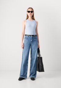 Lyseblå ribbet tank topp, høy midje brede ben blå denim jeans, svart belte, svart tote bag og svarte sko, minimalistisk design.