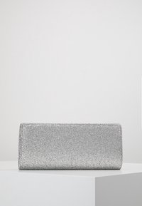Borsa a pochette argento con finitura glitterata testurizzata, forma rettangolare e senza accessori hardware visibili. Interno liscio.