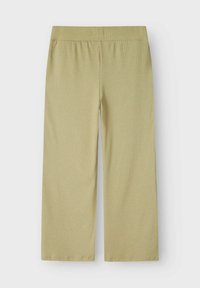 Pantalons vert clair, côtelés, à larges jambes avec une taille élastique. Texture douce et coupe décontractée. Aucun accessoire ou détail supplémentaire.