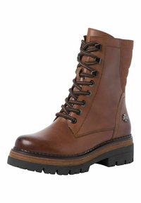 Bottine en cuir marron avec bout arrondi, fermeture à lacets à l'avant, accents en métal argenté, panneau latéral texturé et semelle noire épaisse avec motif de crantage.