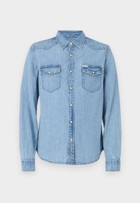 Camisa de mezclilla azul claro con mangas largas, cuello puntiagudo y cierre de botones a presión. Cuenta con dos bolsillos en el pecho con solapas. Corte recto.