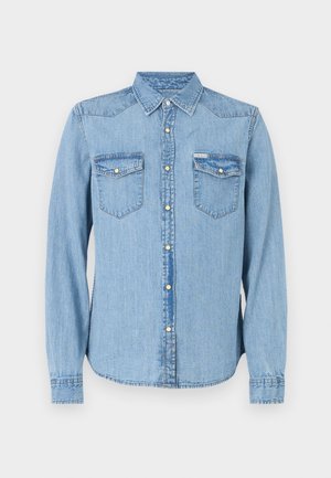 Vaaleansinisestä denimpaitasta on pitkät hihat, terävä kaulus sekä nepparikiinnitys. Paidassa on kaksi rintataskua läpillä. Suora malli.