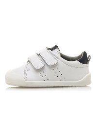 Weiße Ledersneaker mit zwei Klettverschlussriemen, perforierten Details an den Seiten, einer Gummisohle und einem gepolsterten Innenbereich für zusätzlichen Komfort.