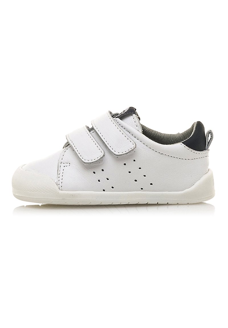 Weiße Ledersneaker mit zwei Klettverschlussriemen, perforierten Details an den Seiten, einer Gummisohle und einem gepolsterten Innenbereich für zusätzlichen Komfort.