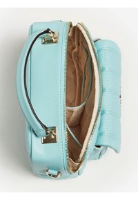 Hhellblaue Lederhandtasche mit goldfarbenem Reißverschluss, einem einzelnen Griff an der Oberseite und beiger Innenauskleidung mit Taschen, von oben betrachtet.