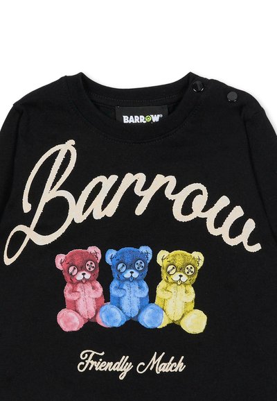 T-shirt in cotone nero con tre grafiche colorate di orsetti di peluche in rosa, blu e giallo, con il testo "Barrow" e "Friendly Match".