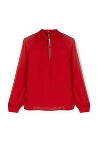Blusa rossa trasparente con maniche lunghe a palloncino, scollatura arricciata, apertura a occhiello e piccolo dettaglio in catena al colletto. Texture liscia.