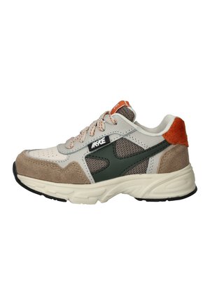 Witte en beige sneaker met groene mesh-panelen, oranje hieltab, patroonveters en dikke witte zool, rechterzijaanzicht.