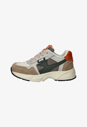Witte en beige sneaker met groene mesh-panelen, oranje hieltab, patroonveters en dikke witte zool, rechterzijaanzicht.