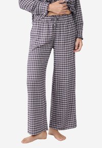 Geruite pyjamabroek in marineblauw en wit, gemaakt van zachte stof, met een losse pasvorm, elastische tailleband en een trekkoordsluiting.