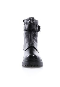 Bottine en cuir noir à cheville avec fermeture éclair sur le devant et sangle réglable avec boucle, semelle épaisse à crampons, présentée de face sur fond blanc.