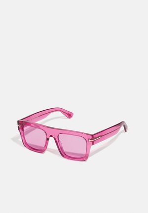 Gafas de sol rectangulares rosas con montura transparente, lentes tintados y detalles metálicos en las patillas. Textura de plástico suave.