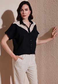 LELA REGULAR FIT - Nööpidega pluus - black