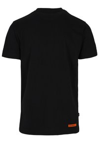 Schwarzes Poloshirt mit kurzen Ärmeln von hinten betrachtet, mit einem kleinen orangefarbenen Etikett nahe dem unteren Saum auf der rechten Seite.