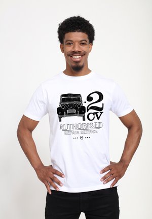Hvid bomulds t-shirt med et sort grafik af en vintage bil og teksten "2 CV AUTORISERET REPARATIONSERVICE." Korte ærmer, rund hals.
