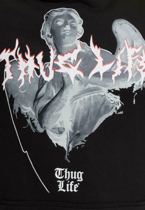 Svart hettegenser med grafisk trykk av en grå engel med teksten "Thug Life" i fet rød og hvit skrift.