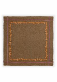Sciarpa con stampa leopardata marrone e bordo di testo arancione "Léopard de l’Amour", con bordi cuciti di rosa e estremità frangiate.