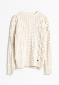 Suéter de punto trenzado en color crema con cuello redondo, puños y dobladillo acanalados, que presenta un patrón texturizado y una pequeña etiqueta marrón en el lateral.