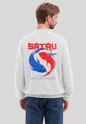 Weißer Pullover mit einem blauen und roten Koi-Fisch-Graphic, auffälligem Text und strukturiertem Design. Bequeme Passform mit gerippten Bündchen und Saum.