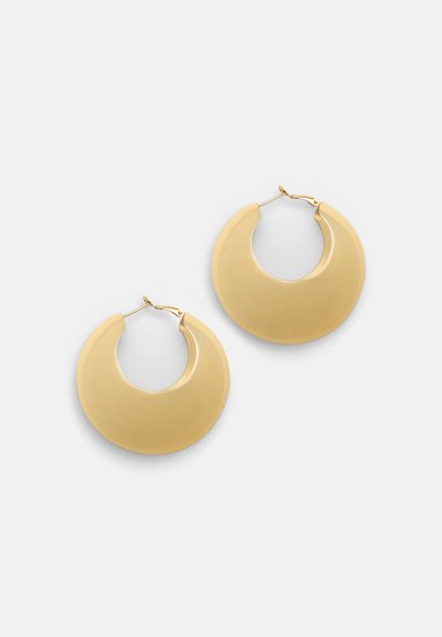 Naušnice u obliku prstena zlatne boje s glatkom, sjajnom površinom i oblikom polumjeseca, s sigurnim kopčanjem za jednostavno nošenje.