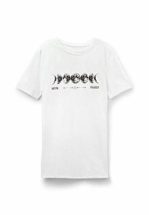 Camiseta blanca de algodón con un gráfico de las fases de la luna en negro, con las palabras "FASES DE LA LUNA" impresas debajo del diseño. Mangas cortas.