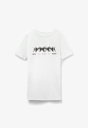 Camiseta blanca de algodón con un gráfico de las fases de la luna en negro, con las palabras "FASES DE LA LUNA" impresas debajo del diseño. Mangas cortas.
