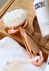 FREYA+BAILEY UNPLUG EXFOLIATING FACE BRUSH - Skincare tool
