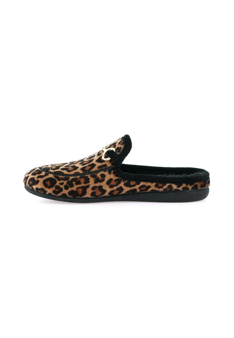 Pantofole slip-on con stampa leopardata, dalla texture morbida e pelosa, bordatura nera e suola in gomma piatta; presentano un dettaglio decorativo in tono oro.