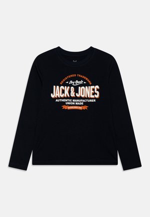 Crna majica dugih rukava od pamuka, s bijelim i narančastim grafičkim printom koji uključuje ime brenda "Jack & Jones" i tekstualne detalje.