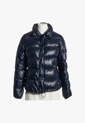 Chaqueta acolchada azul oscuro brillante con botones de presión delanteros, cuello alto, mangas largas, bolsillos laterales y parche con logo en la manga izquierda.