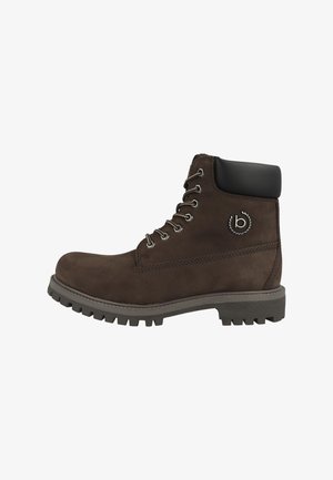 Braune Leder-Stiefelette mit Gummisohle, silbernen Ösen und schwarzem gepolstertem Schaft. Mit geprägtem Logo an der Seite.